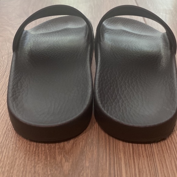 Women’s Gucci pool slides-size 37 US 7 excellent used condition. No box. - Picture 4 of 4